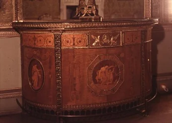 Einer von zwei Kommoden von Adam, 1773